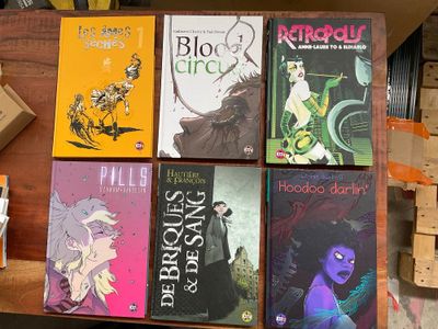 un grand nombre de livres posés sur une table
