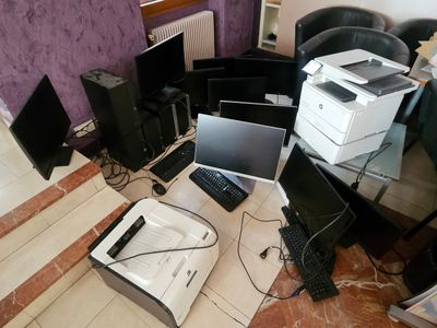 une pièce où de nombreux équipements informatiques sont posés à même le sol