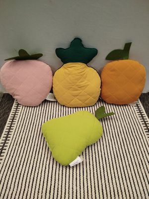 quatre coussins posés sur un tapis au sol