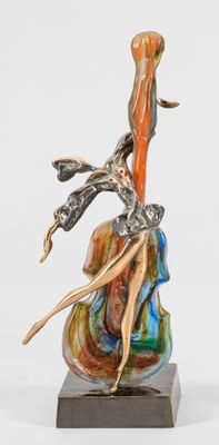 statue d'une femme tenant une fleur, posée sur un socle