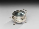 une théière en métal plaqué argent, avec un couvercle et une anse