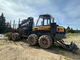un tracteur garé sur le bord de la route