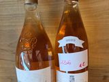 deux bouteilles de vin posées sur une table l'une à côté de l'autre