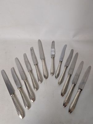 a lot of knives that are arranged in a circle