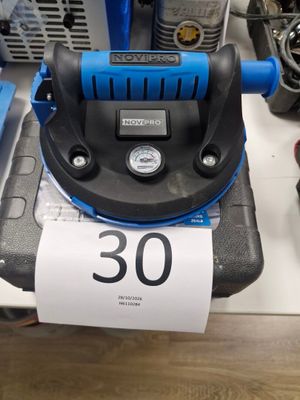 une photo d'un compresseur d'air bleu et noir posé sur une table