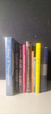 beaucoup de livres qui traînent sur une étagère