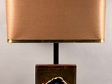 une photo d'une lampe de table avec un pied doré et une tranche d'agate bleue