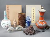 de nombreux vases posés sur une table