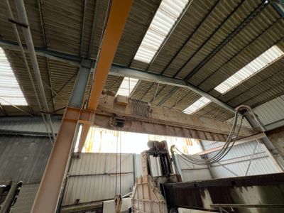 une photo d'un grand bâtiment industriel doté de nombreuses fenêtres