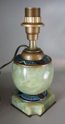une lampe posée sur une table