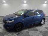une voiture bleue garée dans un garage au sol en damier