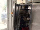 une image d'un four commercial dans une cuisine commerciale