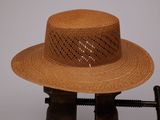 un chapeau posé sur une table