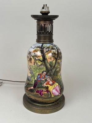 Lampe en porcelaine polychrome à décor d'une scène galante, …