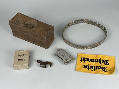 une boîte en bois, une bague, un bracelet et d'autres objets posés sur une table
