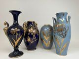 trois vases posés l'un à côté de l'autre sur une table