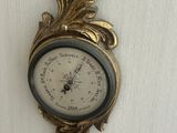 une horloge accrochée au mur de la pièce