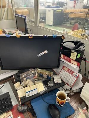 un bureau sur lequel se trouvent un ordinateur et une tasse de café