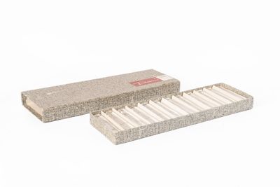 une image représentant un paquet de cigarettes posé sur une surface blanche