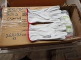 deux paires de gants blancs dans une boîte posée sur une table