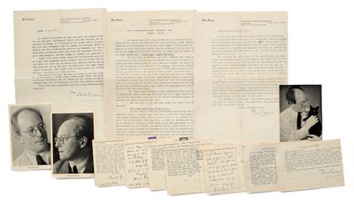 plusieurs vieux papiers sur lesquels figurent des photos d'hommes et de femmes