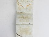 une petite œuvre d'art accrochée au mur