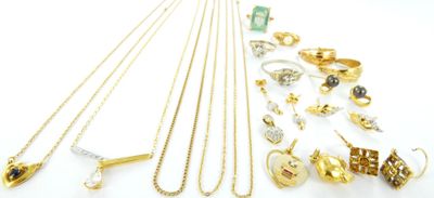 beaucoup de bijoux en or sur une surface blanche