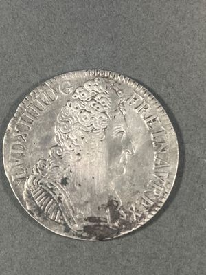 Gros plan sur une pièce d'argent portant une tête de femme
