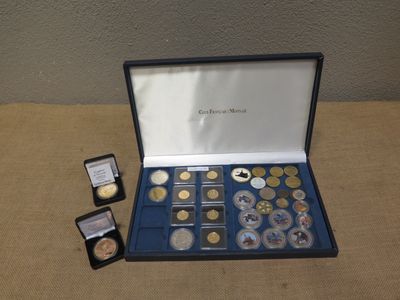 une boîte de pièces de monnaie et un téléphone portable posés sur une table