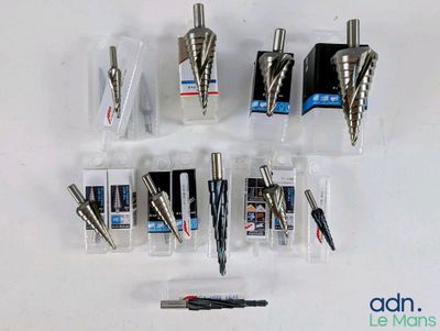 un grand nombre d'outils posés sur la table