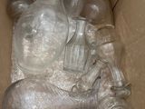 une boîte remplie de bouteilles en verre vides