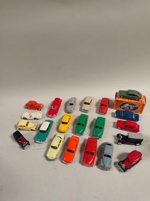 un grand nombre de petites voitures posées sur une table