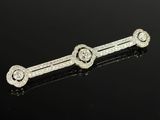 une paire de boucles d'oreilles à clip en diamant