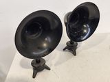 une paire d'enceintes noires posées sur une table blanche