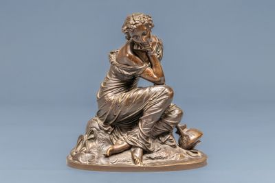 statue en bronze représentant une femme assise sur un rocher, la main posée sur le menton