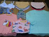 Plusieurs vêtements pour enfants sont disposés sur une table