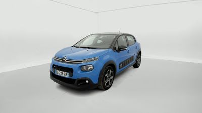 Une Citroën bleue est garée dans une pièce blanche