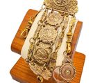 bracelet plaqué or muni d'un support en bois sur lequel est posée une horloge