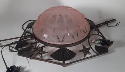 MULLER - à Lunéville Suspension en verre moulé rose à montur…