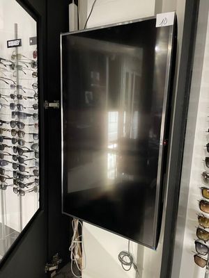 un grand téléviseur à écran plat fixé au mur dans une pièce