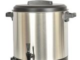 une cafetière noire et argentée sur fond blanc