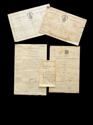 une pile de trois vieux journaux empilés les uns sur les autres