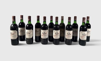 un groupe de six bouteilles de vin assises les unes à côté des autres