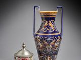 deux vases posés l'un à côté de l'autre sur une table