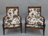 une paire de chaises ornées de fleurs noires et blanches