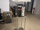 trois lampes posées sur un pied dans une pièce
