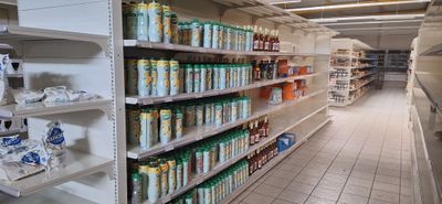 de nombreux rayons du magasin remplis de boissons