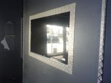 un miroir accroché au mur d'une pièce