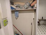 une petite pièce avec un lit et une serpillière à l'intérieur