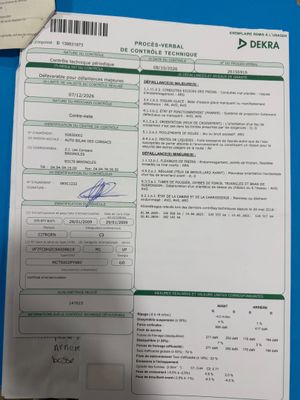 une image représentant une feuille de papier sur laquelle figure le nom d'une personne
